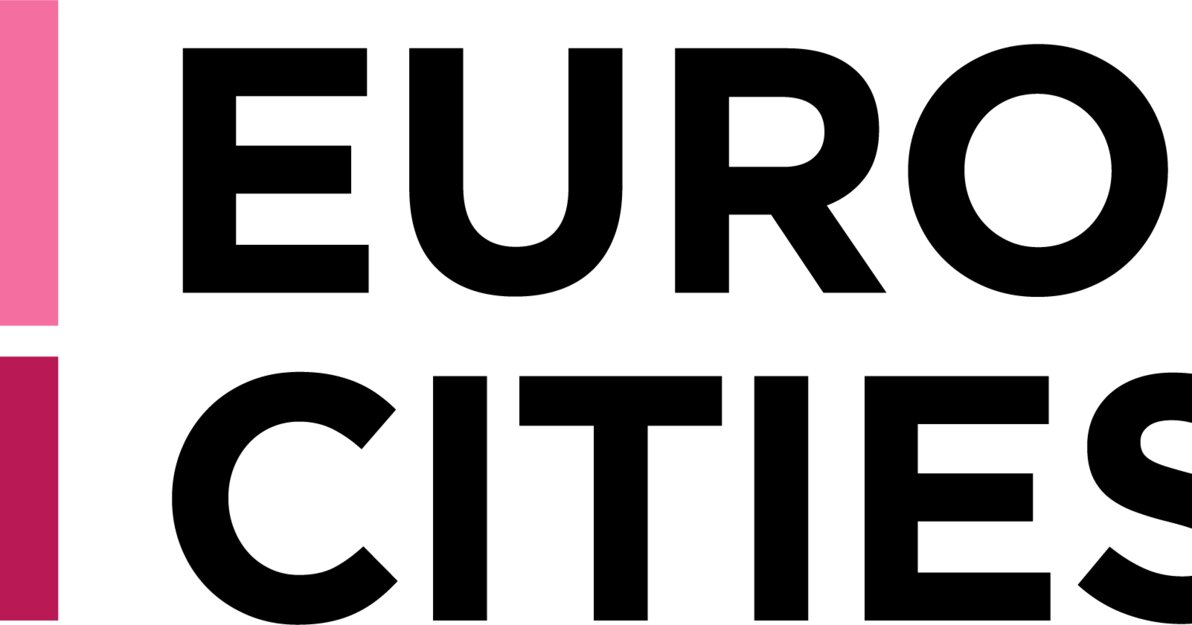 Logo - Eurocities. Po lewej stronie różnokolorowe prostokąty układające się w kształt kwadratu, obok czarny napis Eurocities. 