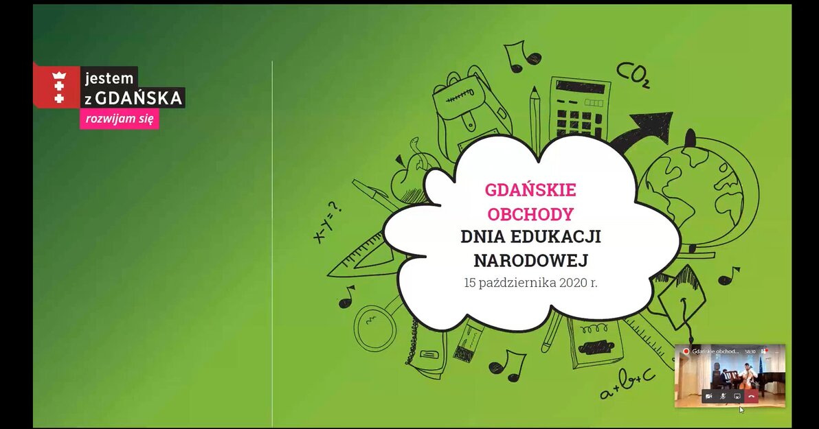 Grafika przedstawia screen ekranu komputera podczas spotkania w aplikacji Teams. Na ekranie jest zielona plansza przedstawiająca temat spotkania. Na dole strony w okrągłych kształtach są inicjały uczestników spotkania. 