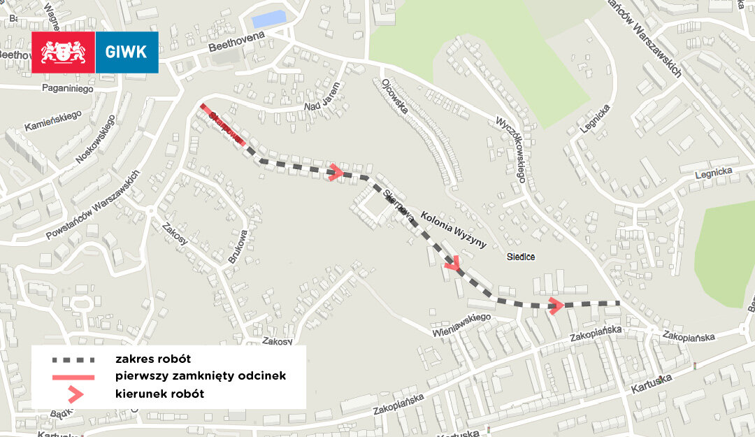 Mapa przedstawia ul. Skarpową. Zaznaczono na niej zakres robót linią przerywaną w kolorze ciemnoszarym, natomiast linią czerwoną obecnie remontowany odcinek. Czerwonymi strzałkami oznaczono kierunek w którym będą posuwały się prace.