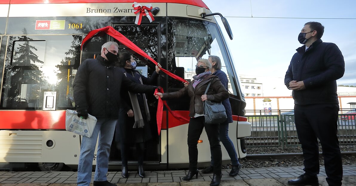 Aleksandra Dulkiewicz, wraz z członkami rodziny Brunona Zwarry odsłania na tramwaju napis prezentujący imię i nazwisko patrona pojazdu. Z prawej strony stoi Piotr Borawski.  