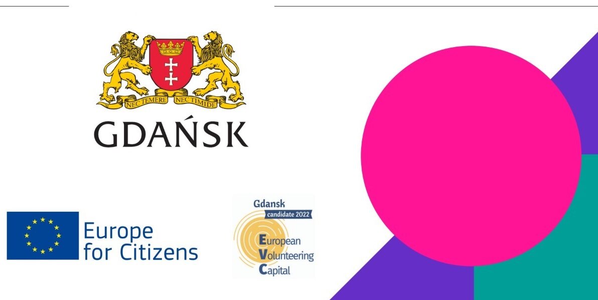 Na białym tle znajduje się herb Gdańska oraz logo konkursu EVC dedykowane kandydaturze Gdańska i logo Europe for citizens - flaga Unii Europejskiej niebieska z żółtymi gwiazdkami. W rogu jest duże różowe koło nałożone na fioletowo-zielony trójkąt. 