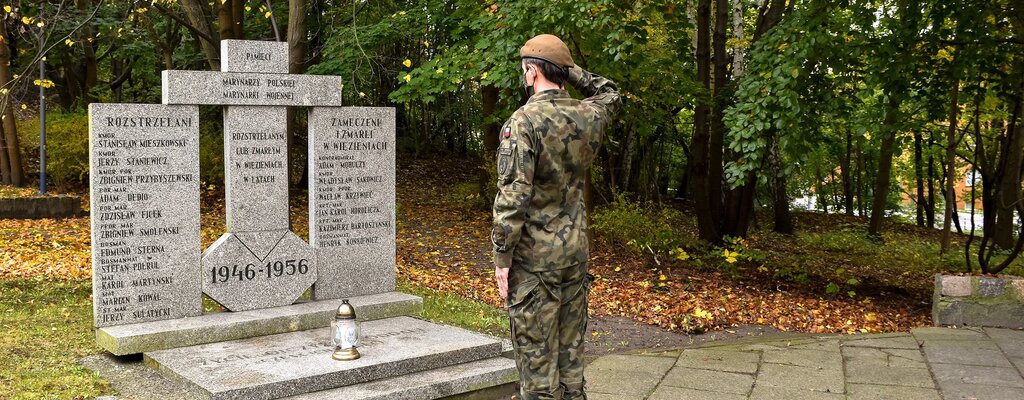 Płomyki pamięci na grobach bohaterów