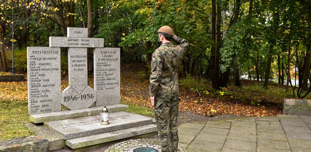 Płomyki pamięci na grobach bohaterów