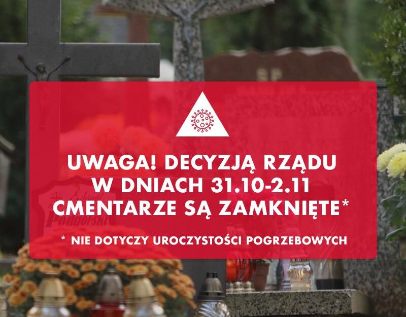 Grafika informująca o zamknięciu cmentarzy. Biały napis ma czerwonym polu: Uwaga, decyzją rządu w dniach 31.10-2.11 cmentarze są zamknięte. W tle zdjęcia krzyży na cmentarzu. 