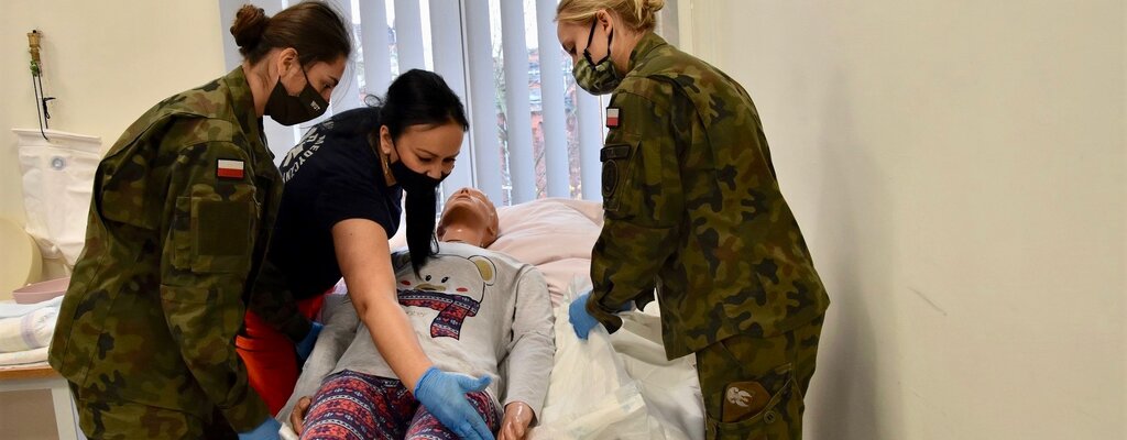 Toruńskie Centrum Szkolenia WOT szkoli żołnierzy w opiece nad leżącymi pacjentami