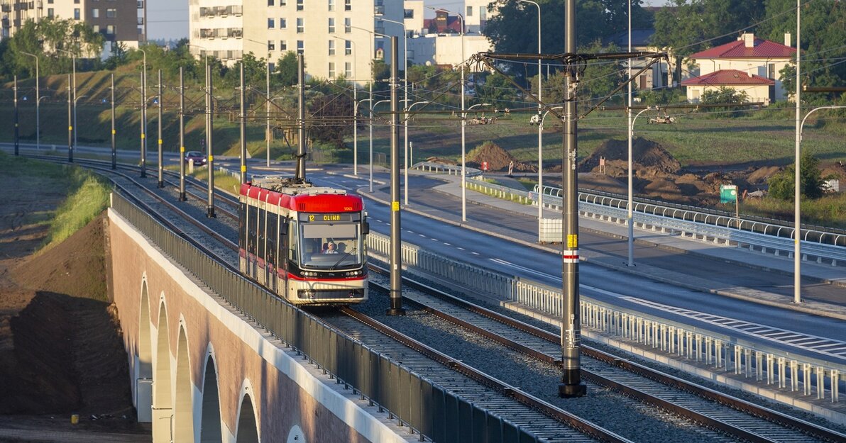 Zdjęcie przedstawia tramwaj jadący estakada wenecką.