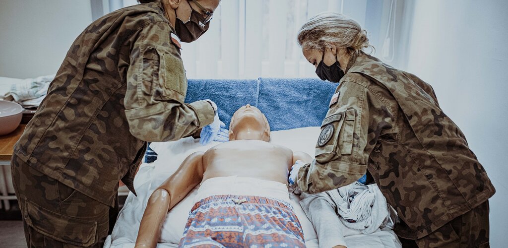 Toruńskie Centrum Szkolenia WOT po raz kolejny szkoli żołnierzy w opiece nad leżącymi pacjentami