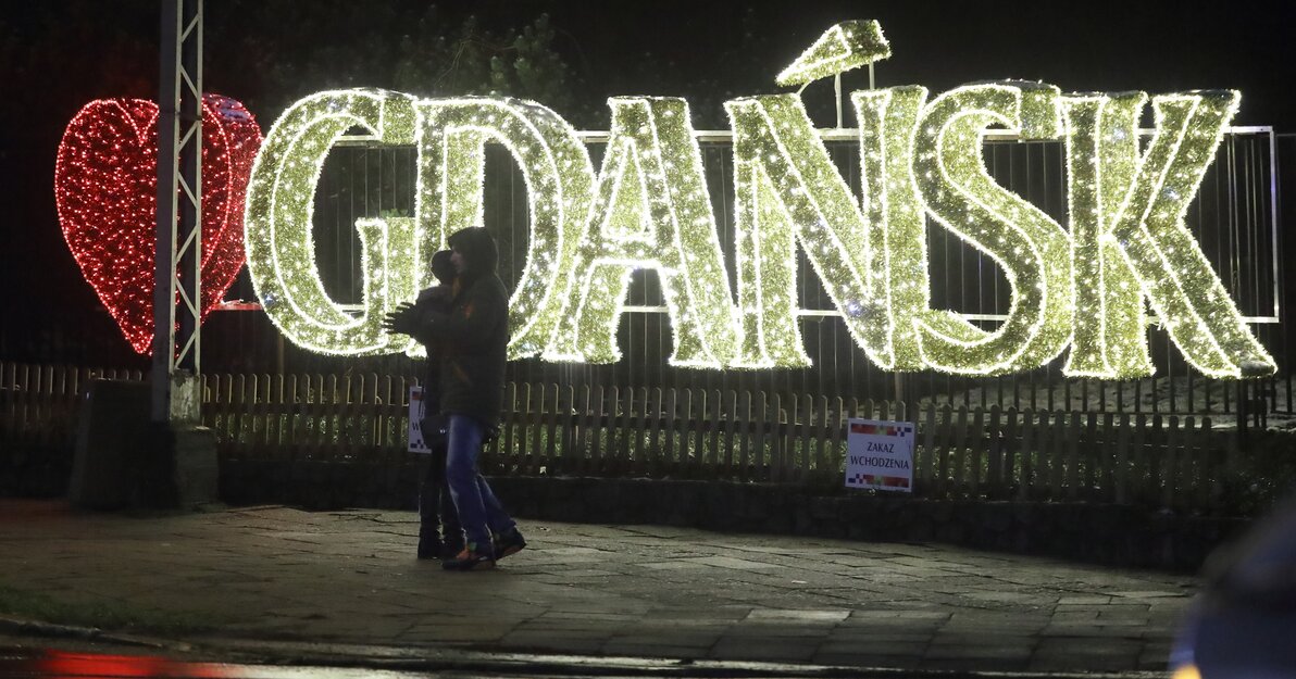 Zdjęcie przedstawia napis ilovegdańsk, iluminację świąteczną, która ozdabiała park Oliwski.