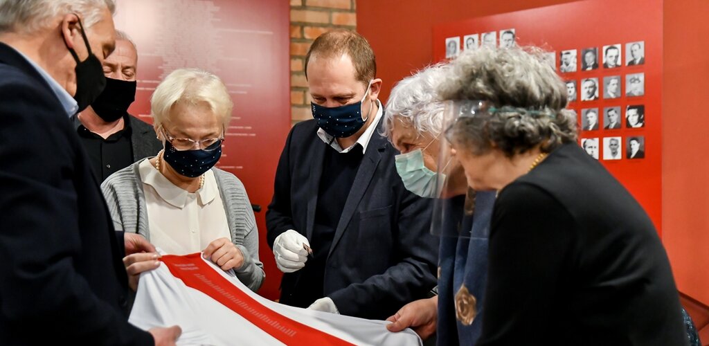 Na zdjęciu osoby trzymające koszulkę piłkarską. Od lewej: Władysław Barwiński prezes KS Gedania, Tomasz Szromnik, wiceprezes, Jolanta Sikorowska, Marek Adamkowicz oraz Barbara Janczukowicz i Henryka Flisykowska.   