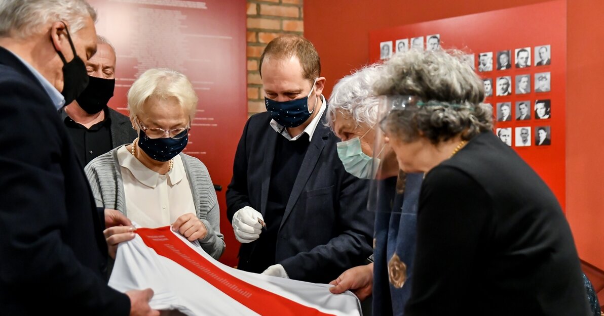 Na zdjęciu osoby trzymające koszulkę piłkarską. Od lewej: Władysław Barwiński prezes KS Gedania, Tomasz Szromnik, wiceprezes, Jolanta Sikorowska, Marek Adamkowicz oraz Barbara Janczukowicz i Henryka Flisykowska.   