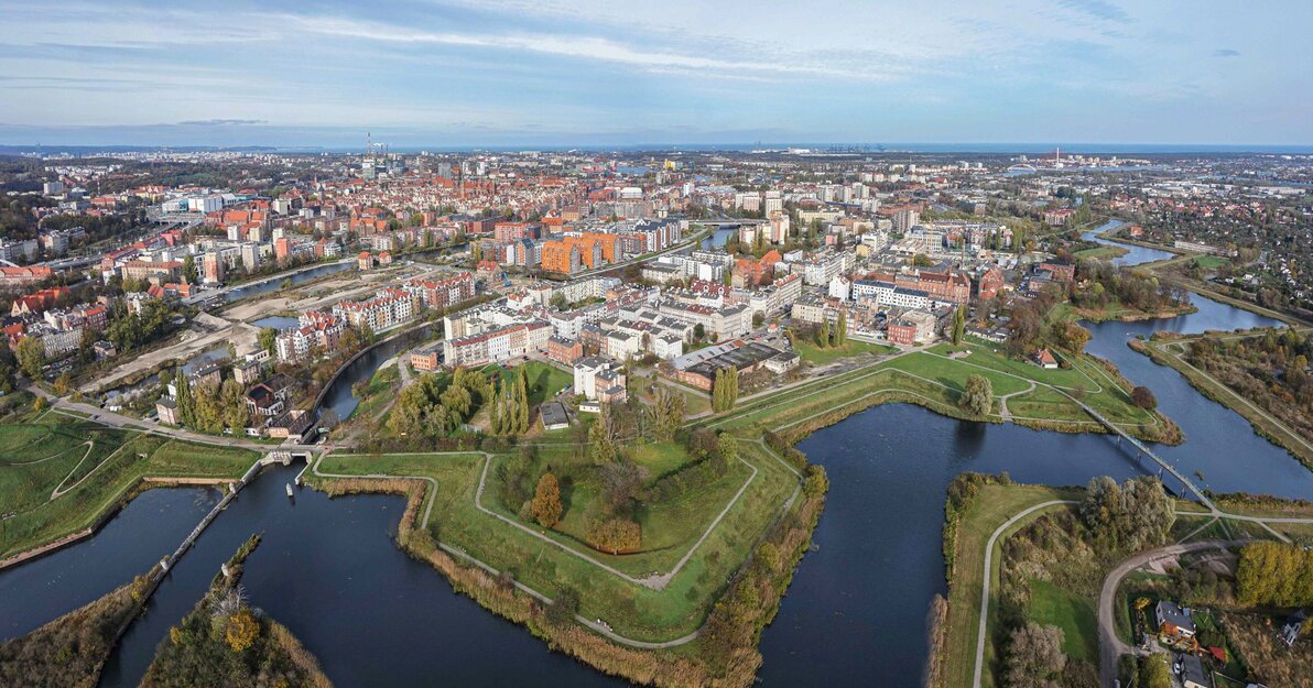 Zdjęcie wykonane z lotu ptaka, Dolne Miasto wraz z opływem Motławy.