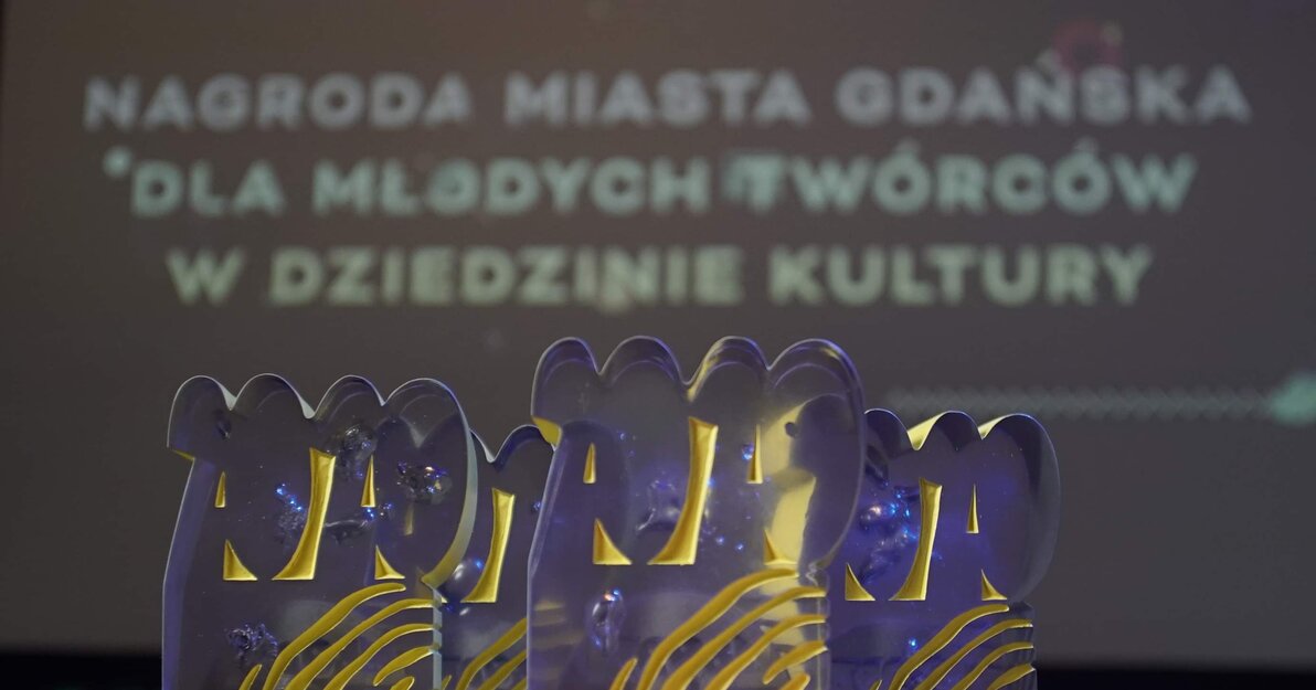 Zdjęcie przedstawia statuetki autorstwa Tomasza Radziewicza, które trafią do laureatów nagrody. 