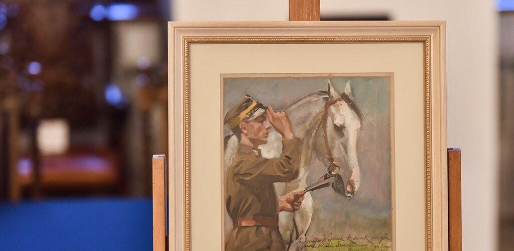 Na zdjęciu obraz Ułan z 3. Pułku Ułanów Śląskich, autor: Wojciech Kossak, ok. 1938, obraz olejny, wymiary: ok. 40 x 50 cm, dedykacja na odwrocie i dołączony list W. Kossaka wraz z kopertą datowany na 4 stycznia 1939, obraz – zgodnie z treścią listu - to najprawdopodobniej autoportret