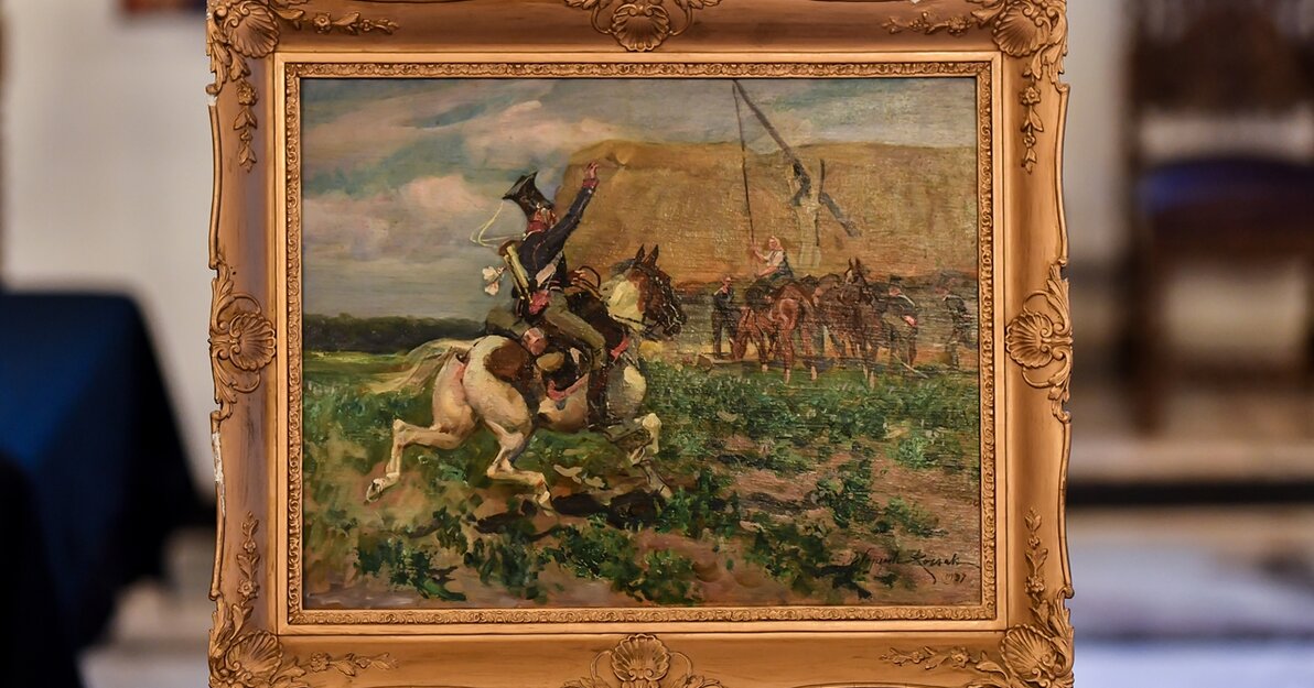 Na zdjęciu obraz "Żołnierz napoleoński na koniu", autor: Wojciech Kossak, ok. 1938, obraz olejny, wymiary: ok. 40 x 50 cm. W tle inni żołnierze i kobieta pobierająca wodę ze studni.