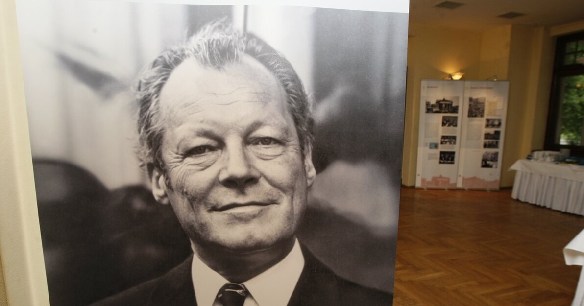 Zdjęcie zrobione na wystawie "Willy Brandt a Polska" w 40. rocznicę podpisania układu o podstawach normalizacji stosunków między PRL a RFN. Na pierwszym planie czarno biały portret Willyego Brandta. 