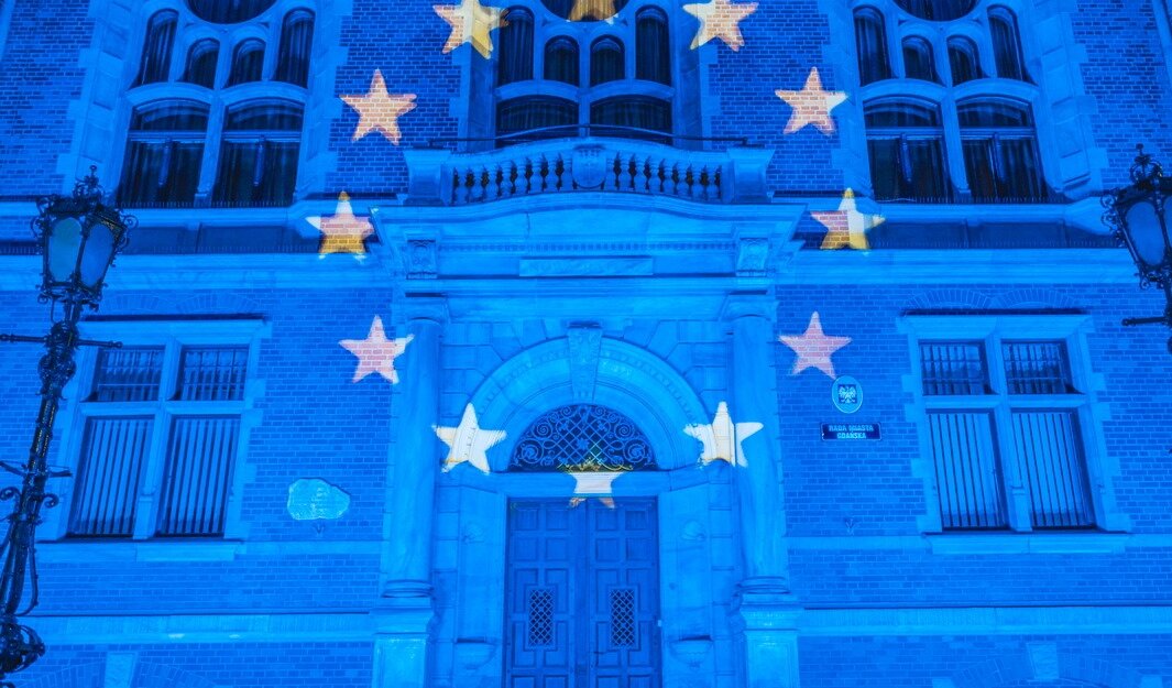 Fasada Nowego Ratusza przy ul. Wały Jagiellońskie w kolorze flagi unijnej z gwiazdkami