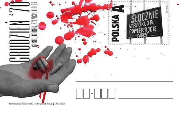 Krople krwi na karcie pocztowej upamiętniającej wydarzenia Grudnia ‘70  
