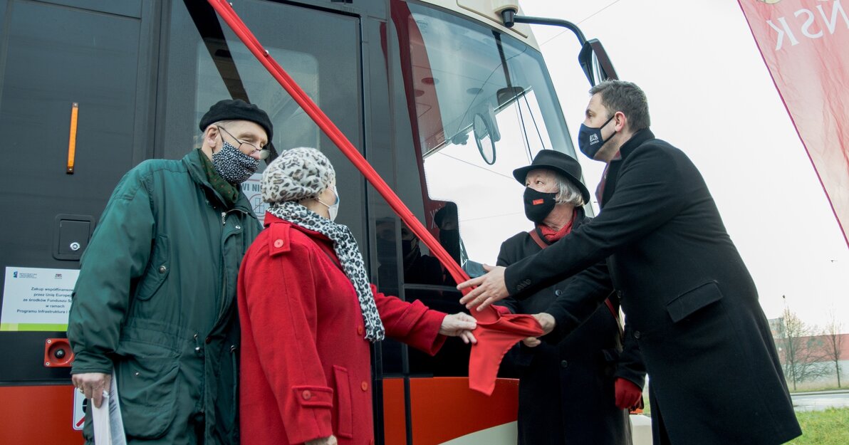 Piotr Borawski, Andrzej Stelmasiewicz i członkowie rodziny Antoniego Lendziona odsłaniają napis z imieniem i nazwiskiem patrona na burcie tramwaju. 