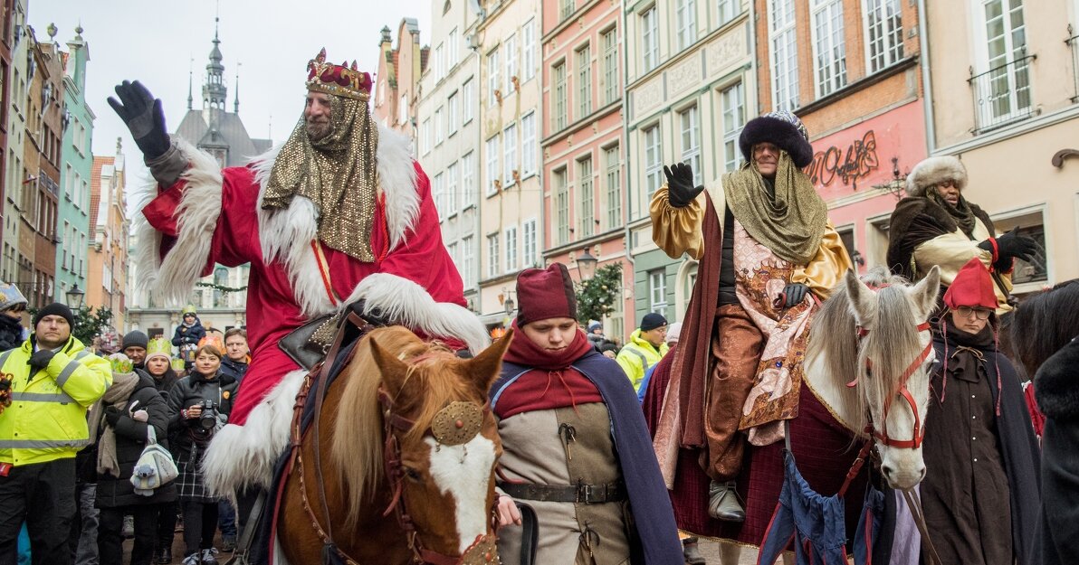 Zdjęcie zrobione podczas parady, na konno jadą przebrani za Trzech Króli, od lewej Grzegorz Wszelaczyński z Zespołu Szkół Fregata, Michał Targowski, dyrektor gdańskiego ZOO (Melchior), Larry Okey Ugwu - dyrektor Nadbałtyckiego Centrum Kultury (Kacper). 