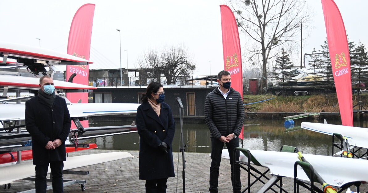 Na zdjęciu widać prezydent Gdańska, dyrektora biura sportu i dyrektora Zespołu Szkół nr 6 stojących podczas konferencji prasowej.