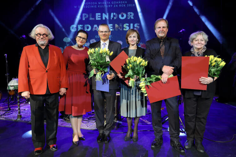 Laureatami kulturalnej nagrody zostali Alina Ratkowska, Katarzyna Józefowicz oraz Chris Niedenthal. Tytułu Mecenasa Kultury Gdańska trafił do Firmy Ziaja. Na zdjęciu z laureatami jest Andrzej Stelmasiewicz, przewodniczący Komisji Kultury i Promocji Rady Miasta Gdańska i Aleksandra Dulkiewicz, prezydent Gdańska. 