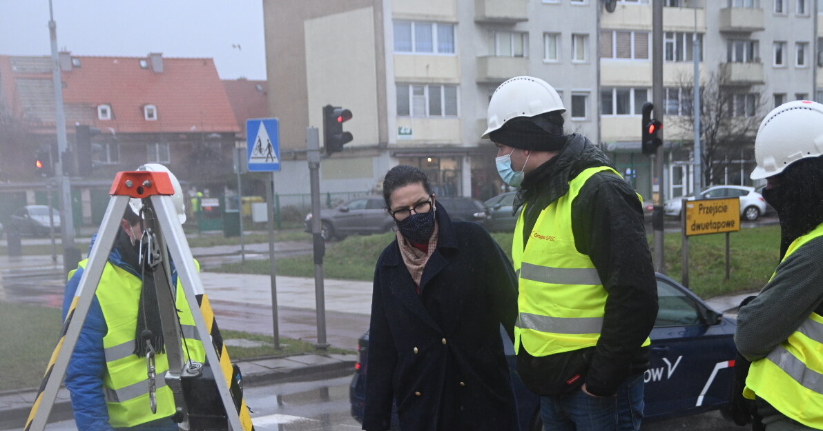 Aleksandra Dulkiewicz i Piotr Grzelak zapoznają się z sytuacją na miejscu awarii na pl. Komorowskiego w Gdańsku. 