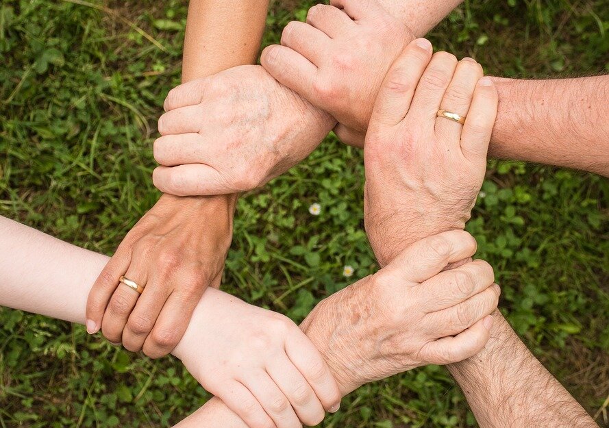 Fot. z Pixabay, splecione ręce w symbolu niesienia wsparcia w trudnej, życiowej sytuacji
