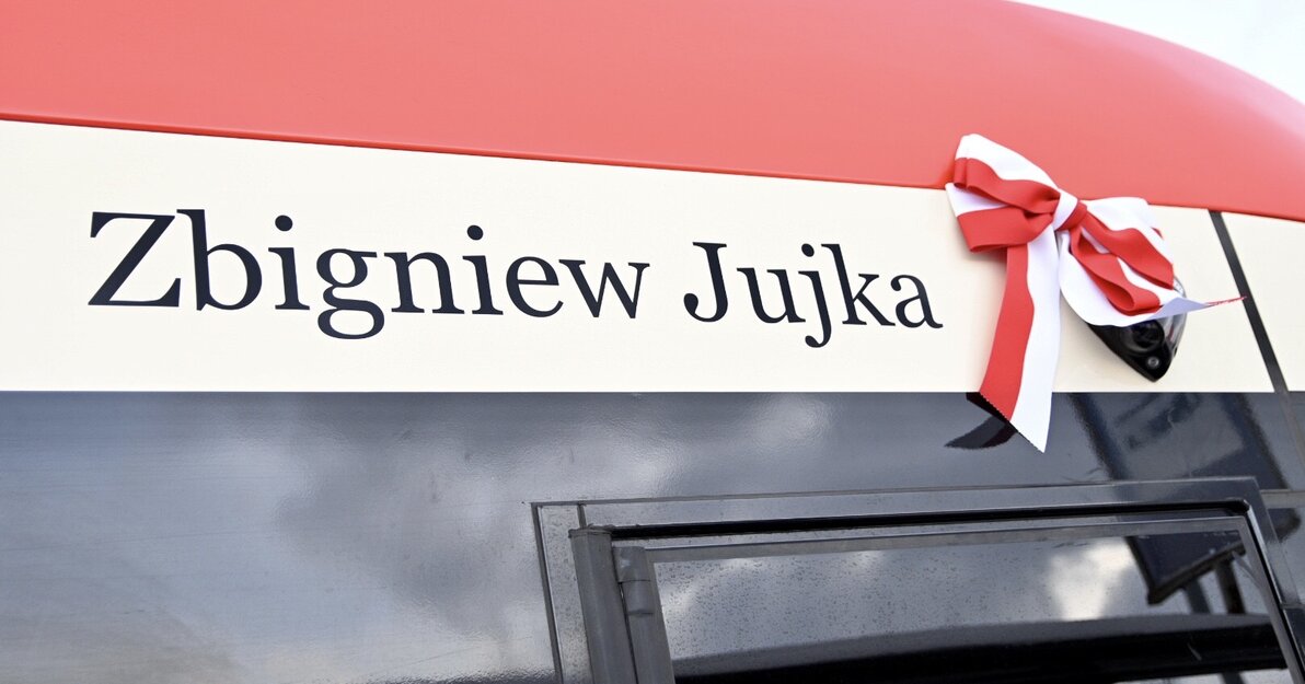 Napis na burcie tramwaju - Zbigniew Jujka. 