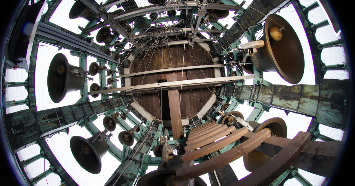 Zdjęcie przedstawia carillony sfotografowane od dołu. 