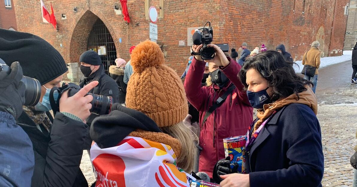 Prezydent Dulkiewicz na Długim Targu podczas kwestowania na rzecz WOŚP