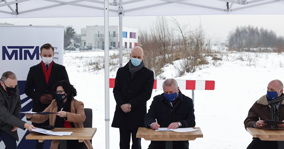 Umowę podpisują od lewej: Włodzimierz Bartosiewicz, dyrektor DRMG, Aleksandra Dulkiewicz, prezydent Gdańska, Marek Ignatowski, prezes MTM i Maciej Golkowski, dyrektor MTM, Stoją od lewej: Mateusz Skarbek, radny miejski PO oraz Alan Aleksandrowicz, zastępca prezydenta miasta ds. inwestycji.  