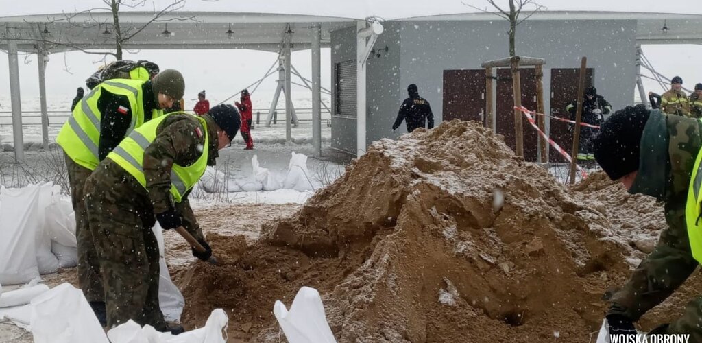 Mazowieccy terytorialsi wspierają służby w walce z podtopieniami w Płocku