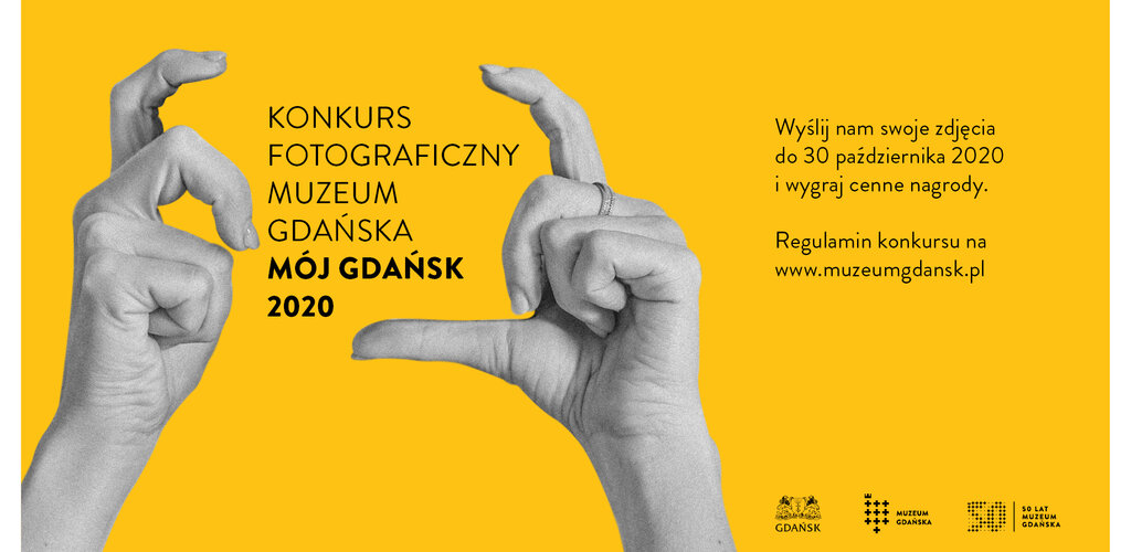 Grafika konkursu przedstawia dwie dłonie w pozycji jakby trzymały aparat. Pomiędzy dłońmi napisy w pięciu liniach Konkurs fotograficzny Muzeum Gdańska Mój Gdańsk 2020. 