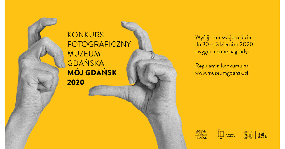 Grafika konkursu przedstawia dwie dłonie w pozycji jakby trzymały aparat. Pomiędzy dłońmi napisy w pięciu liniach Konkurs fotograficzny Muzeum Gdańska Mój Gdańsk 2020. 
