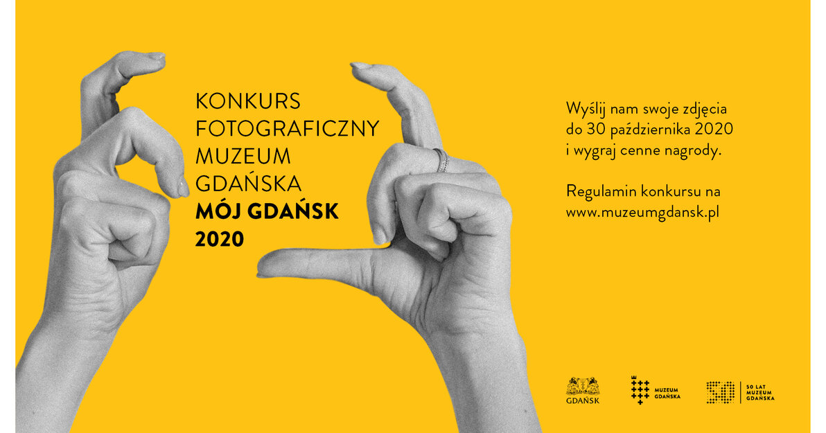 Grafika konkursu przedstawia dwie dłonie w pozycji jakby trzymały aparat. Pomiędzy dłońmi napisy w pięciu liniach Konkurs fotograficzny Muzeum Gdańska Mój Gdańsk 2020. 