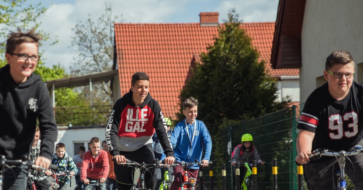 Młodzież szkolna jadąca na rowerach
