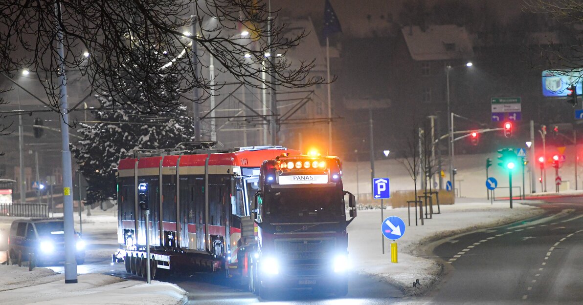 Pesa na lawecie w czasie transportu ulicami Gdańska