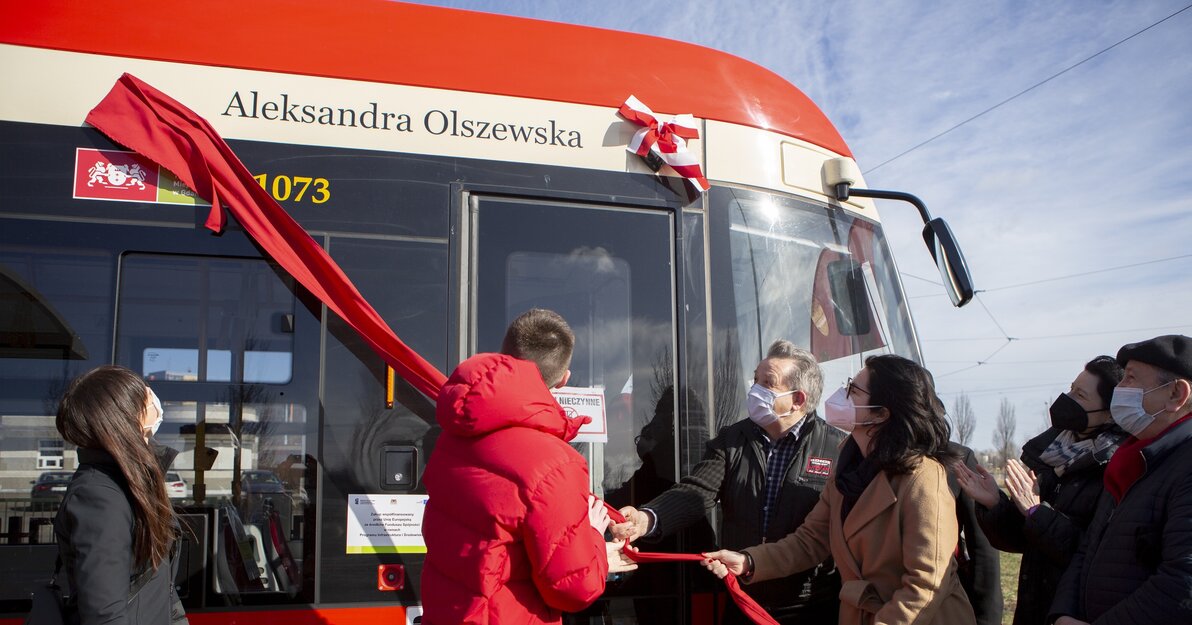 Aleksandra Dulkiewicz oraz członkowie rodziny Aleksandry Olszewskiej odsłaniają napis z imieniem i nazwiskiem patronki.  