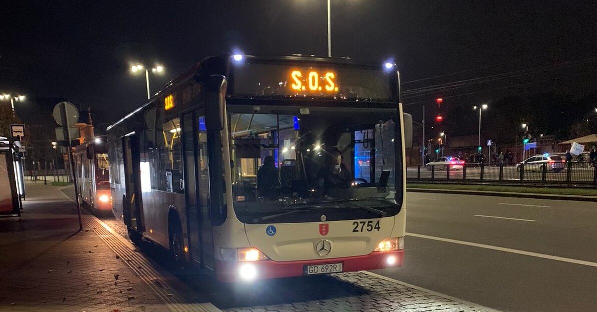 Na zdjęciu autobus z podświetlonym napisem SOS, w czasie jednego z postojów w Gdańsku.