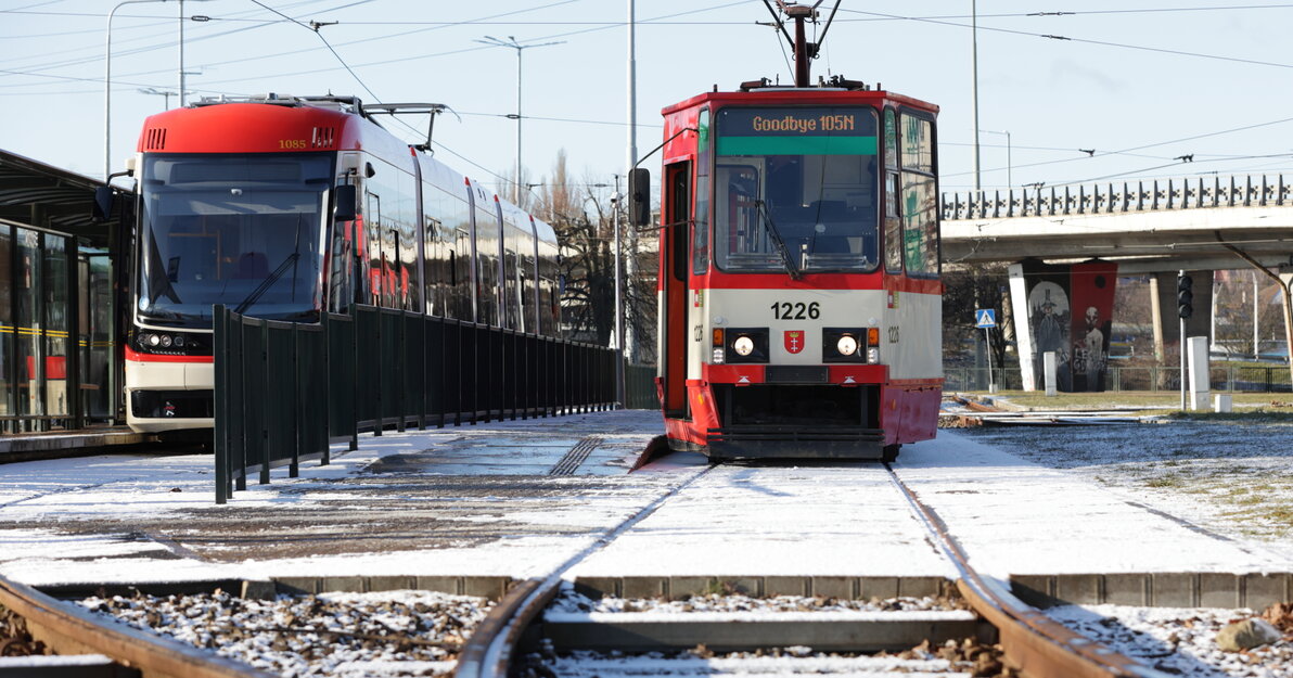 Dwa tramwaje Pesa Jazza Duo i Konstal 105N  na pętli Kliniczna.  