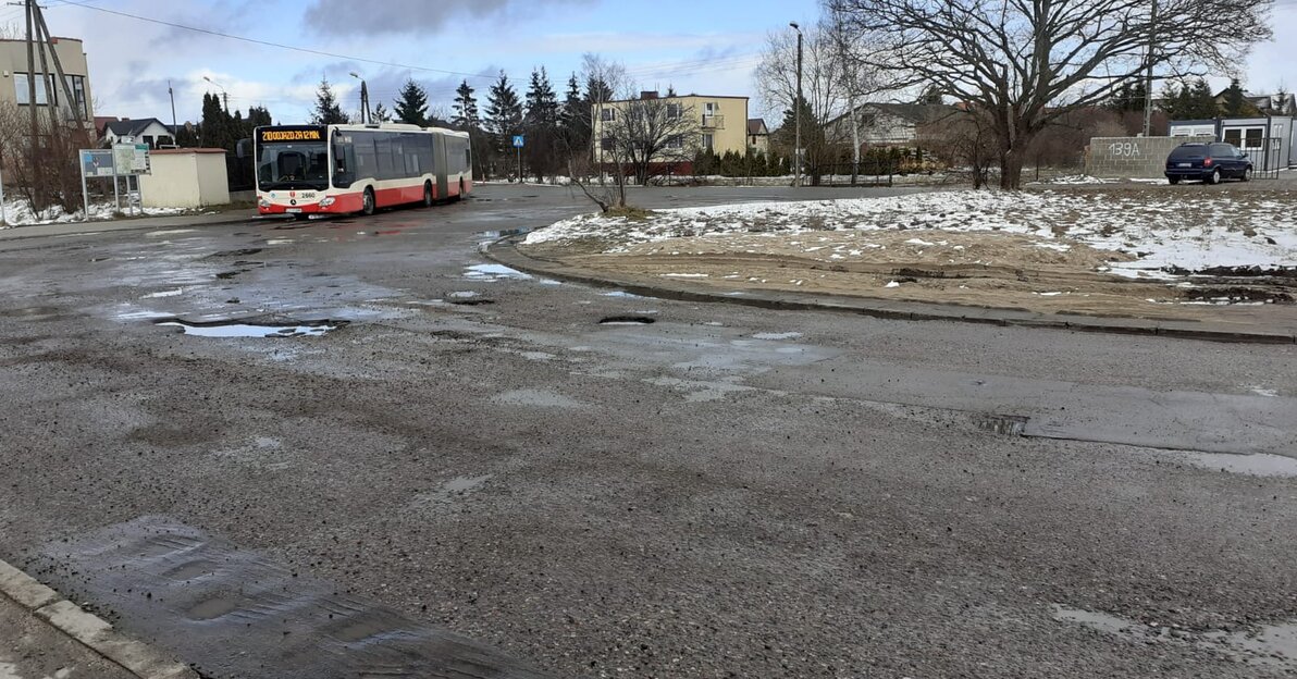 Pętla autobusowa, po lewej stronie widoczny jest autobus.