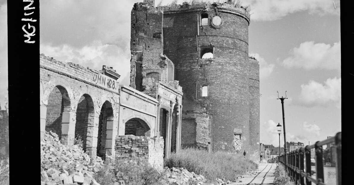 ruiny zurawia przy uporzadkowanym juz dlugim pobrzezu po 1945 r fot k lelewicz dziedzictwo gdansk pl