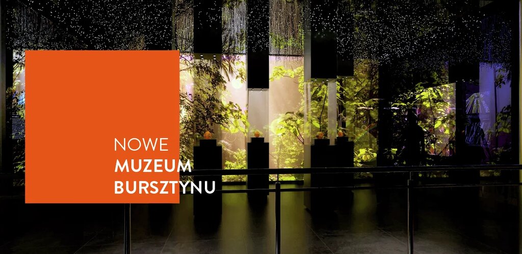 Grafika. Wizualizacja bursztynowego lasu w nowym Muzeum Bursztynu. NA grafice pomarańczowy kwadrat z napisem NOWE MUZEUM BURSZTYNU.