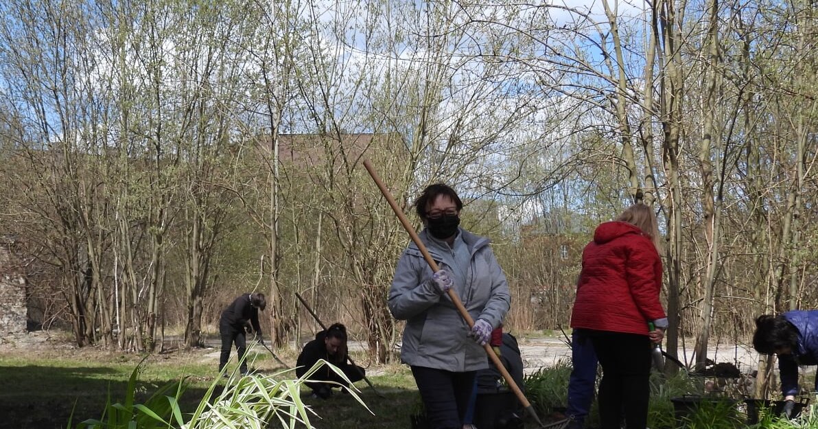 Mieszkańcy porządkujący wspólną przestrzeń