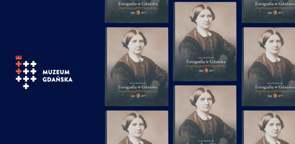 Grafika. Po lewej logotyp Muzuem Gdańska. Po prawej wizerunki okładek albumu Ireneusza Dunajskiego przedstawiających foto-portret kobiety w sepii.