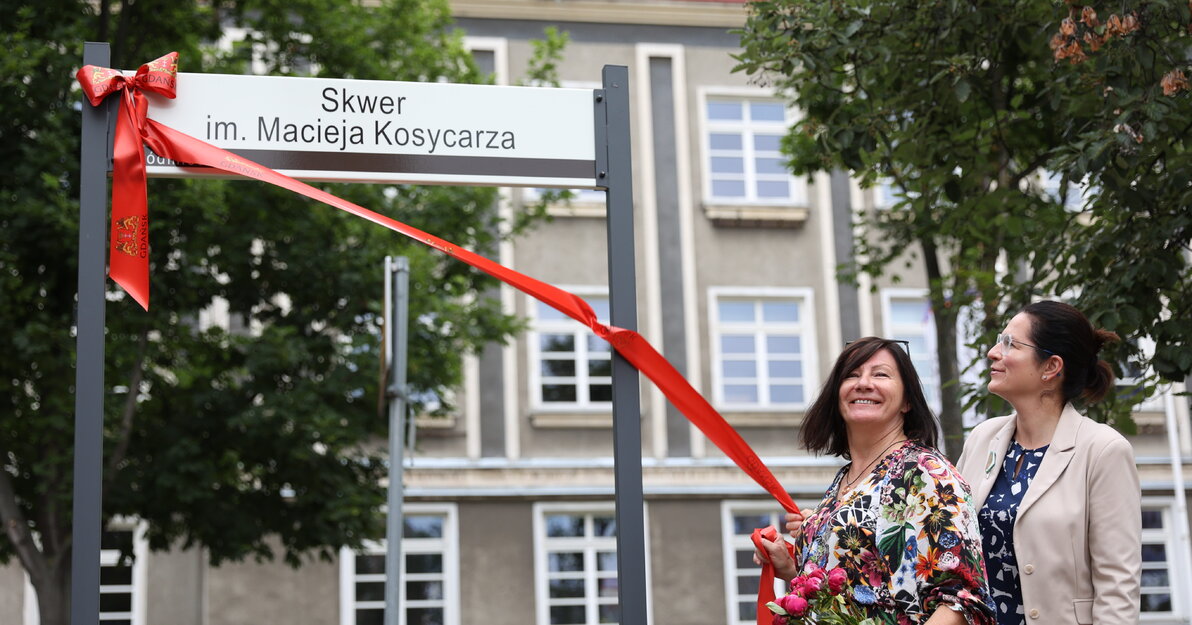 Prezydent Aleksandra Dulkiewicz i Hanna Kosycarz odsłaniają tablicę z nazwą skweru.