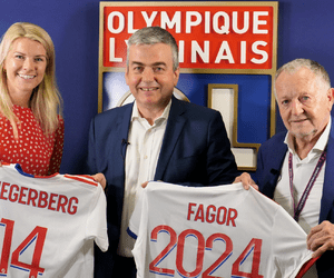 Od lewej: Ada Hegerberg, piłkarka klubu Olympique Lyon, jedna z najbardziej utytułowanych piłkarek świata, Christophe Belmont, dyrektor generalny francuskiej spółki Sideme S.A. (Grupa Amica), odpowiedzialnej za markę Fagor Electrodomestico na rynku francuskim, i Jean-Michel Aulas, prezes klubu Olympique Lyon.
Autor zdjęć: Pascaline Gérard