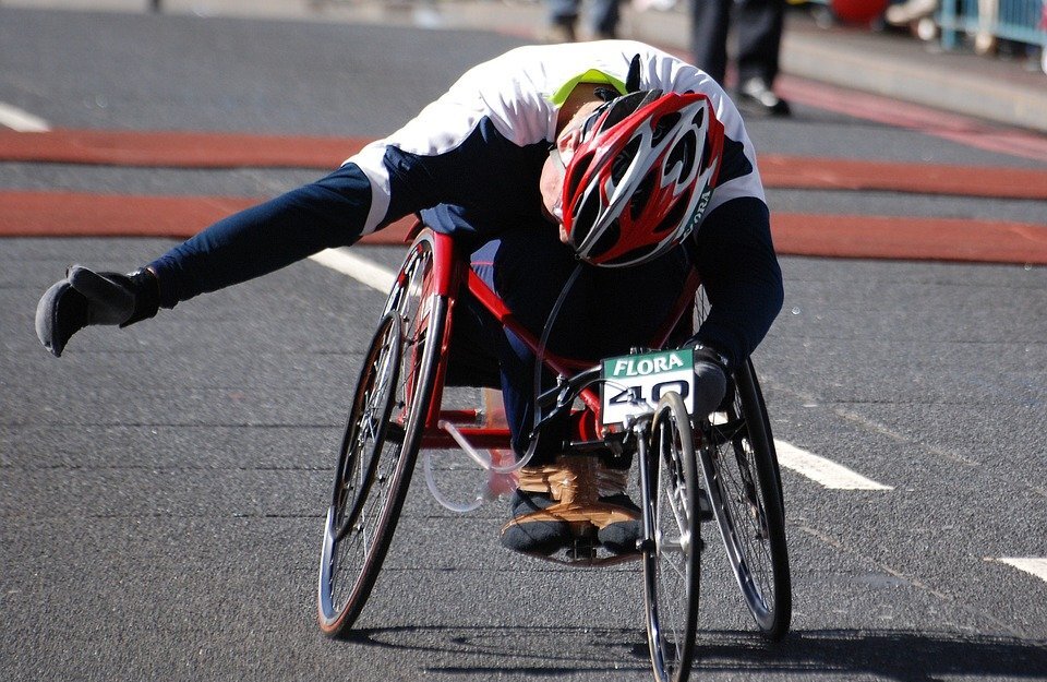 Osoby z niepełnosprawnością realizują m in  swoje plany edukacyjne, zawodowe czy sportowe - fot  z P