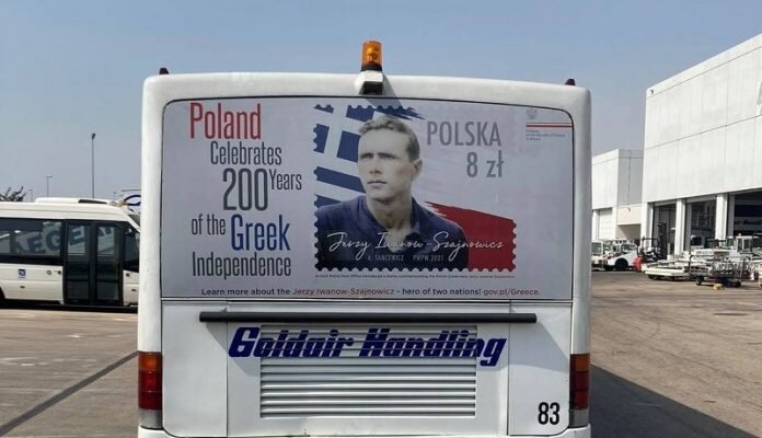 Greckie autobusy zdobi znaczek Poczty Polskiej 