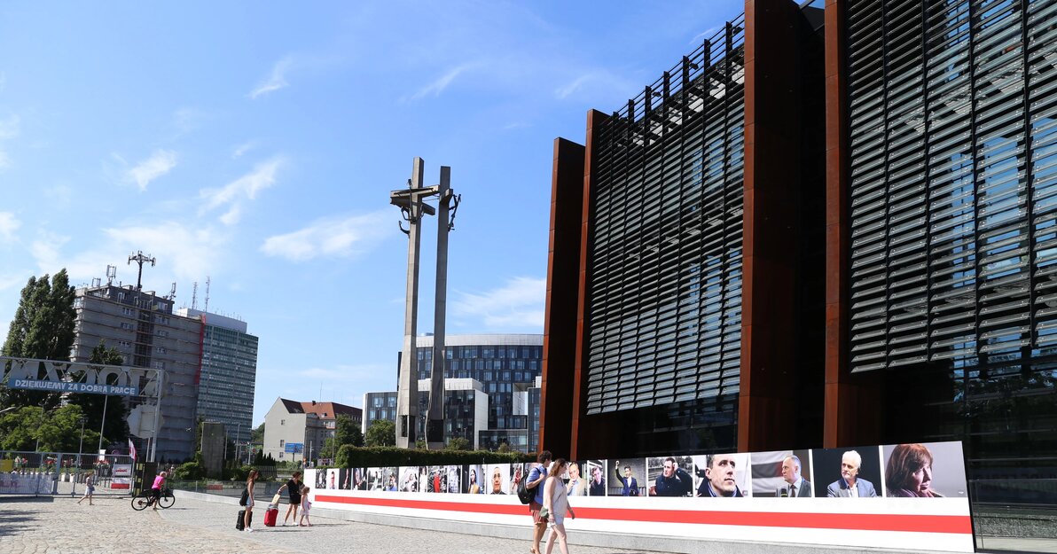 wystawa Niech żyje Białoruś przed wejściem głównym do Europejskiego Centrum Solidarności1, fot  K  G